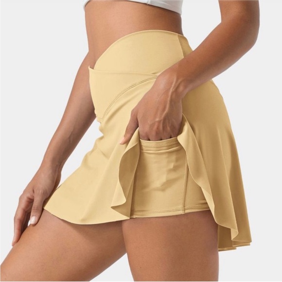 HALARA Dresses & Skirts - Halara Everyday Cloudful Air 2 in 1 Crossover Waist Skirt with Liner Shorts